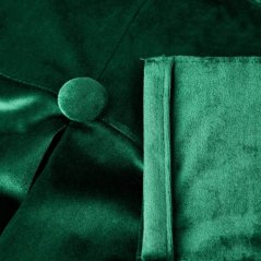 Zelený sametový závěs s ozdobným prošíváním a knoflíky v horní části