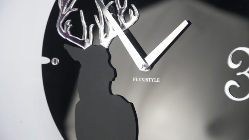 Stylové hodiny do obývacího pokoje černé s jelenem 30 cm