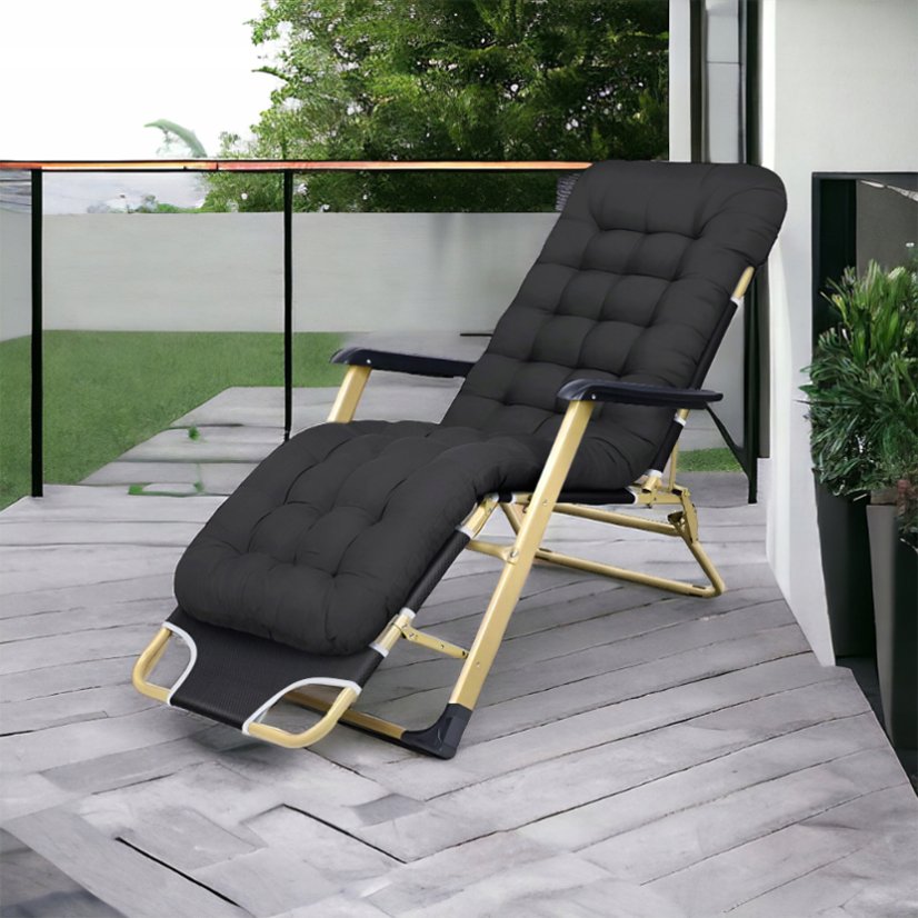 Gartenliegestuhl in goldener Farbe mit schwarzer Tasche