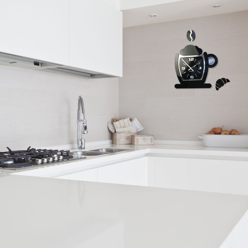 Moderné nástenné hodiny do kuchyne v čiernej farbe s motívom šálky
