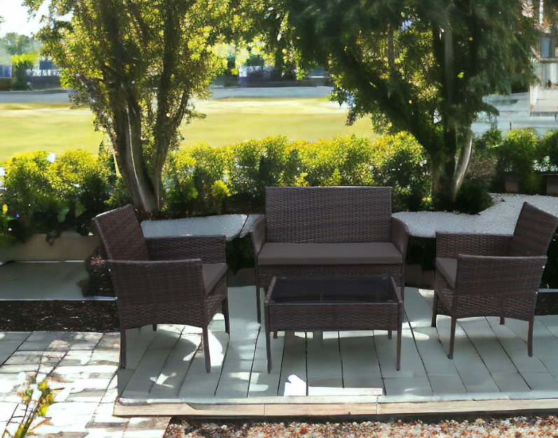 Elegante Gartenmöbelgarnitur aus Rattan mit Tisch in Braun