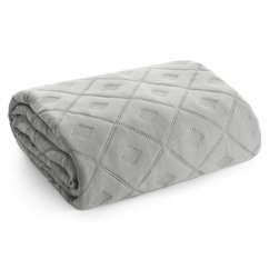Štýlový sivý posteľný prehoz