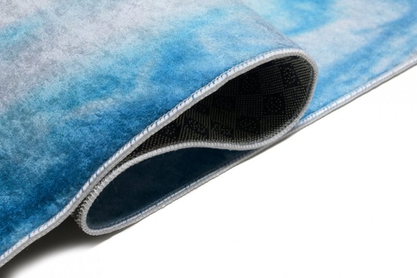 Moderný modrý koberec s abstraktným vzorom