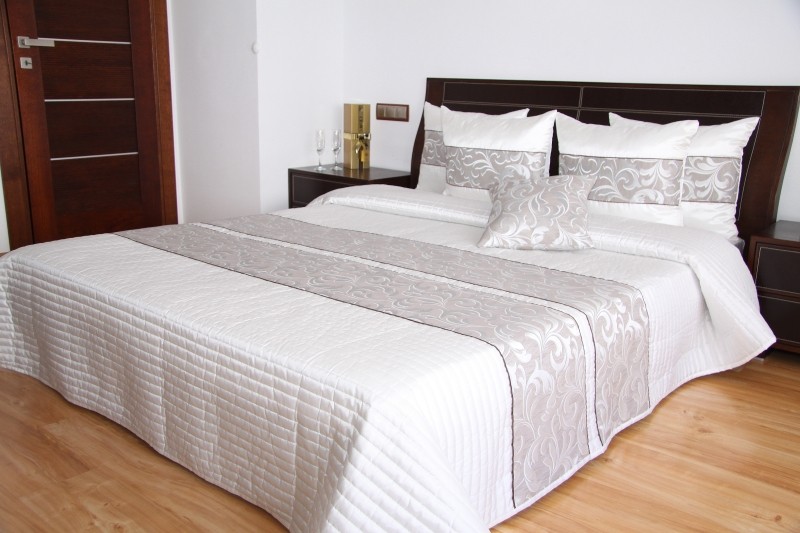 Bílý luxusní přehoz přes postel se stříbrným vzorem