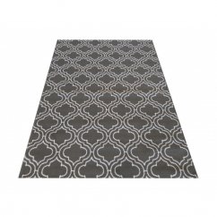 Skandinávský koberec v šedé barvě s bílým vzorem