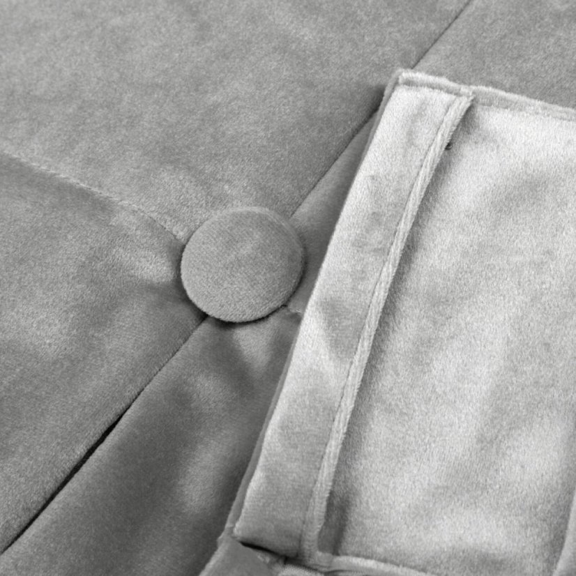 Šedý sametový závěs s ozdobným prošíváním a knoflíky v horní části