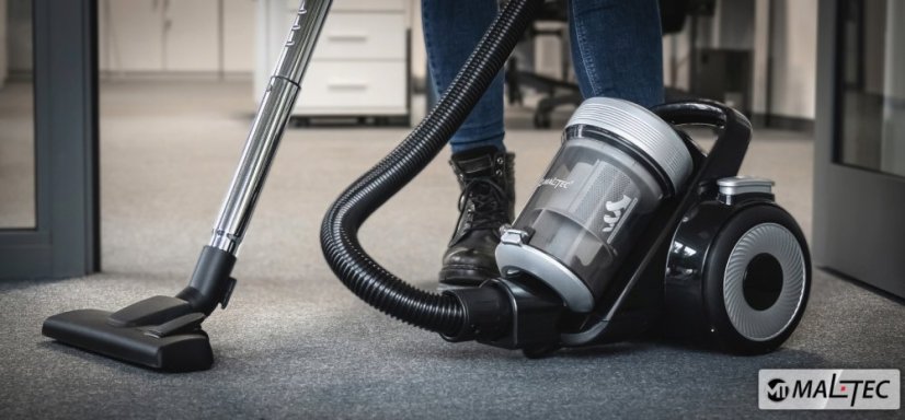 Bezsáčkový vysavač se sadou nástavců 4000W