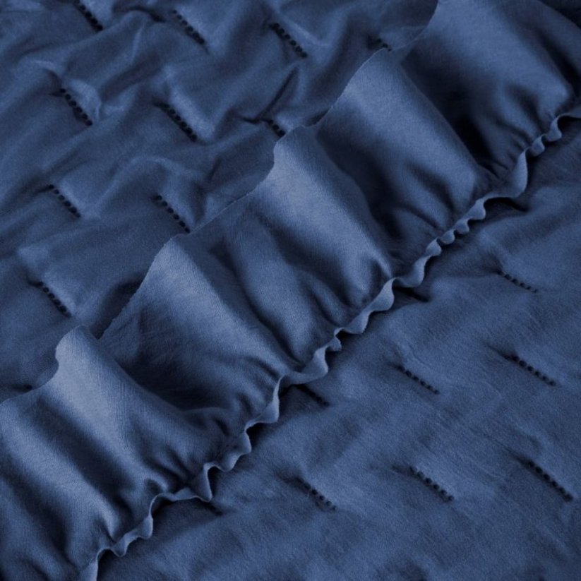 Štýlový prehoz do spálne v modrej farbe