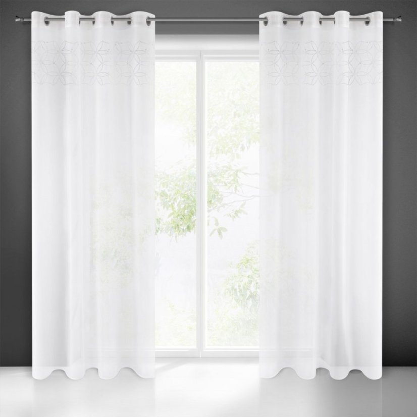 Perdea albă frumoasă pe cercuri cu flori decorative din zirconiu cubic 140 x 250 cm
