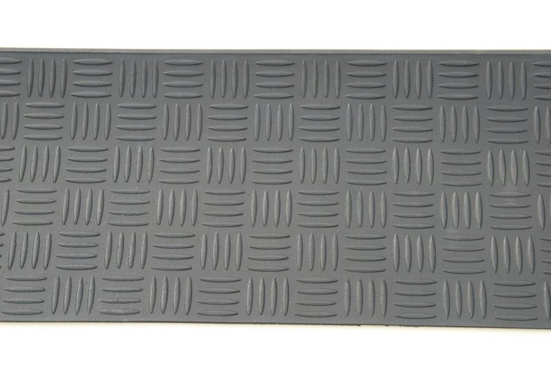 Gumová rohož na schody čiernej farby 76x26 cm