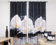 Črne zaključene zavese z orhidejami
