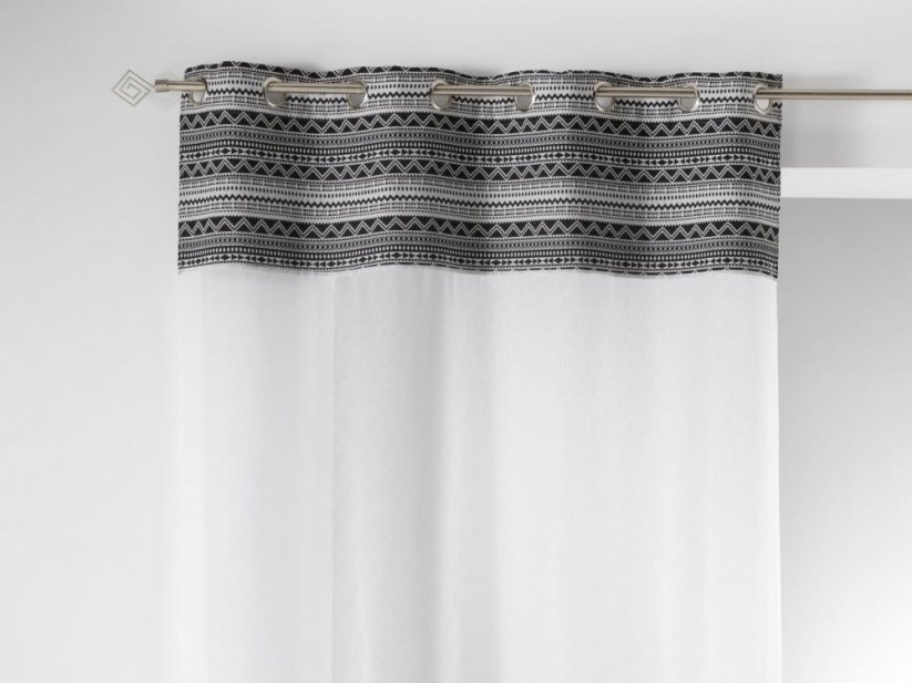 Bílá dlouhá záclona s pásem v etno stylu 140 x 240 cm