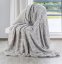 Jemná vzorovaná deka sivej farby 150 x 200 cm