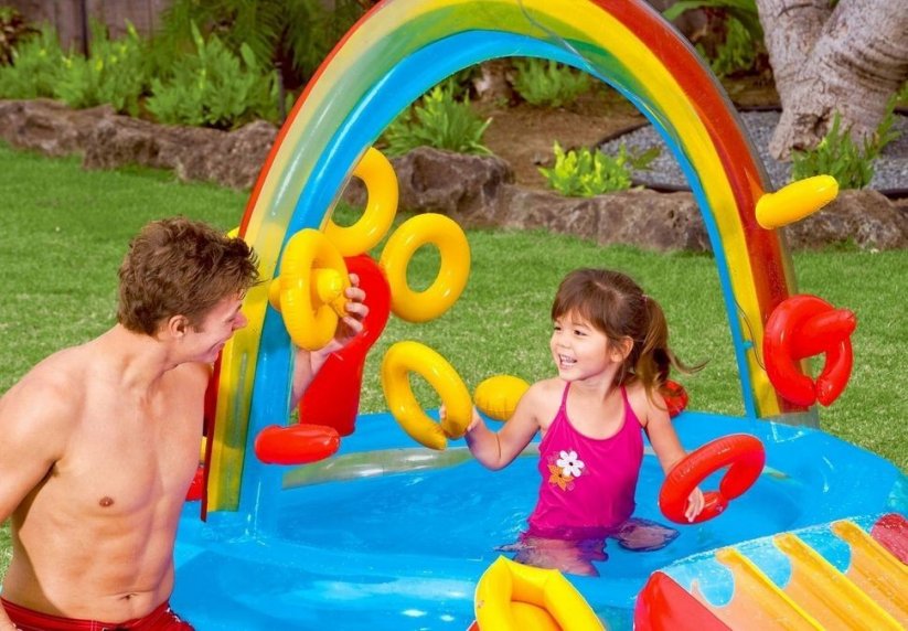 Otroško igrišče ob bazenu