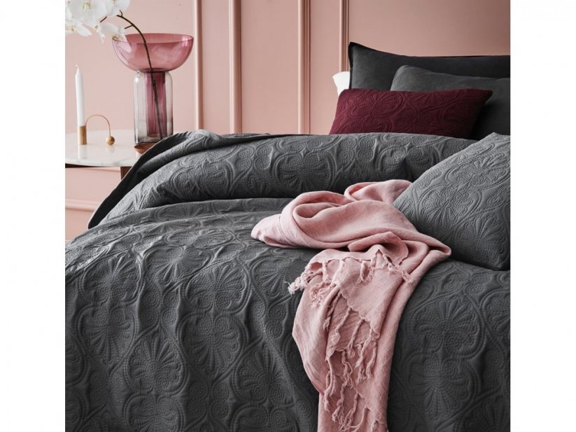 Sivý jednofarebný prehoz na posteľ s ornamentom 240 x 260 cm