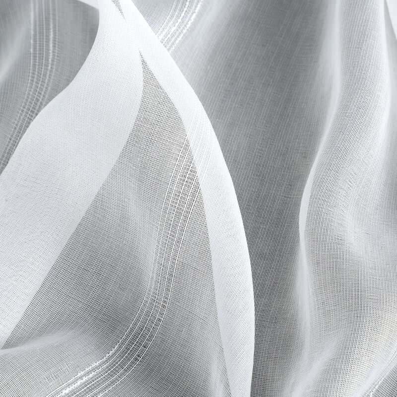Bílá záclona s lesklými pruhy - elegantní záclona s pruhovanou páskou