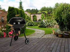 Praktikus kerti grill fedővel és hamutartóval
