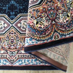 Луксозен син килим с красиви цветни детайли
