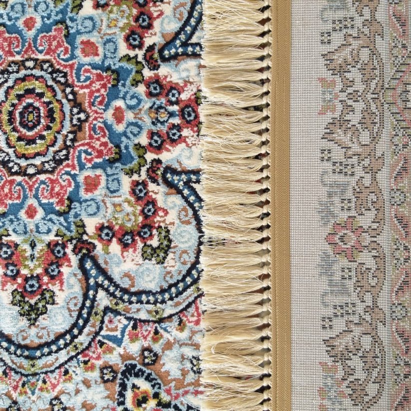 Луксозен килим с красива многоцветна ориенталска шарка