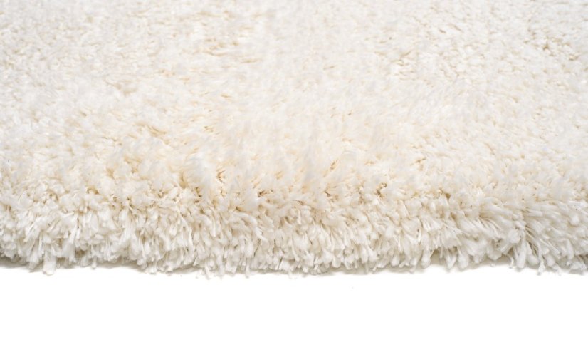 Hebký koberec bielej farby