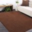 Huňatý koberec s vysokým vlasem v čokoládově hnědé barvě