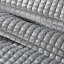 Stříbrno šedý jednobarevný přehoz na postel s módním prošíváním