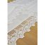 Elegantes Tischtuch mit feinem Stoff und breiter Spitze