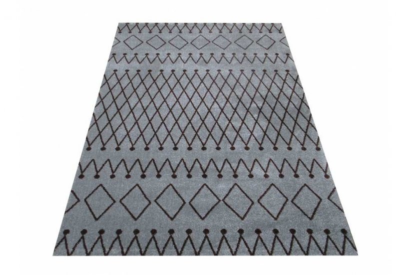 Tmavo sivý koberec s jemnými vzormi