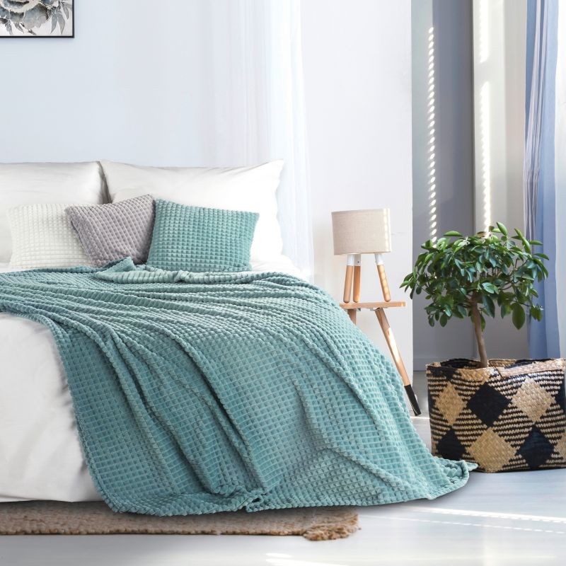 Moderná jemná a teplá deka so vzorom v krásnej zelenej farbe