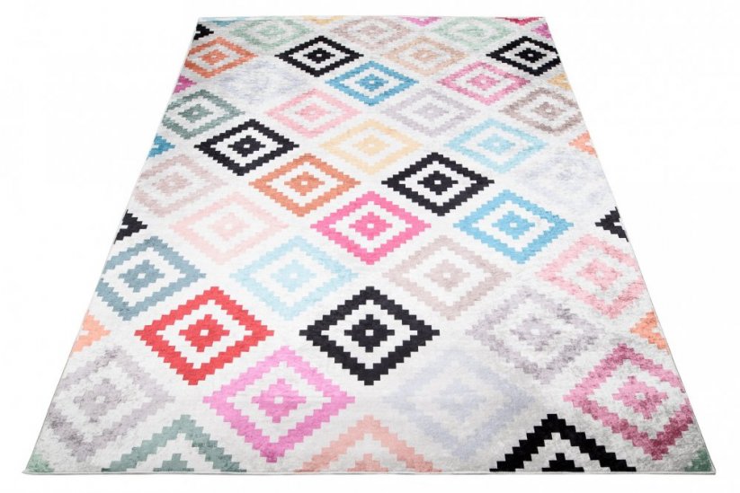 Trendi tepih sa šarenim geometrijskim uzorkom