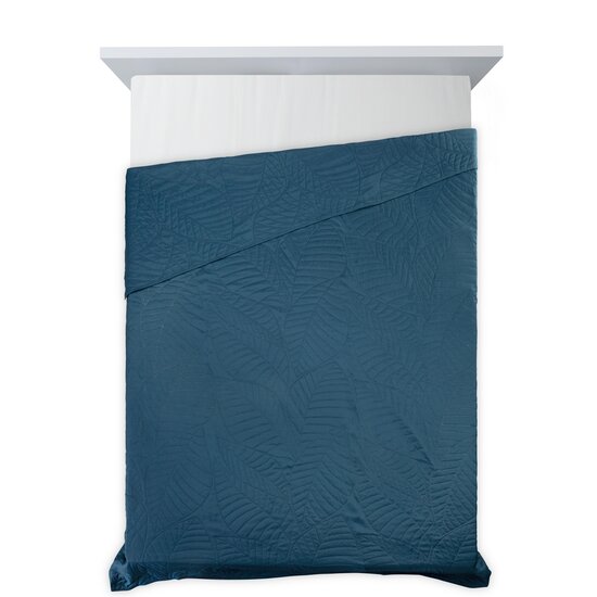 Moderný prehoz na posteľ Boni tmavo modrej farby