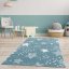 Modrý koberec do dětského pokoje s motivem bílých hvězd