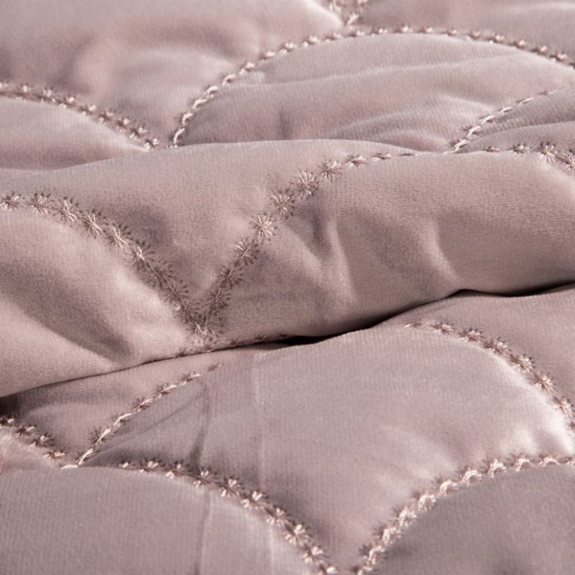 Štýlový prehoz na posteľ v ružovej farbe s prešívaním