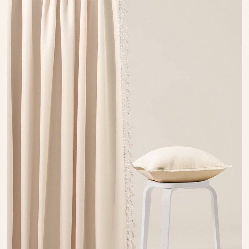 Krémový záves Lara na strieborné kruhy so strapcami 140 x 280 cm