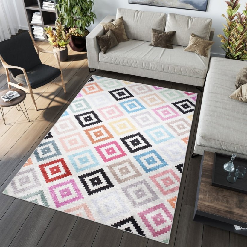 Tappeto di tendenza con motivo geometrico colorato