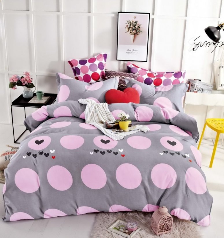 Sivé posteľné obliečky s ružovými guličkami