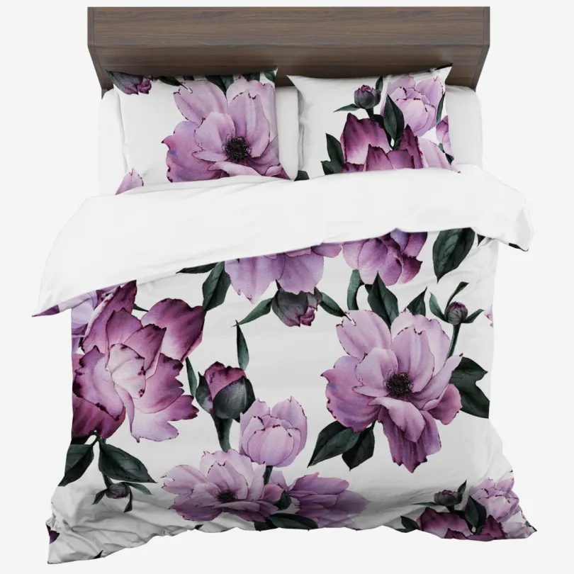 Posteľné obliečky zo syntetickej bavlny s výraznými fialovými kvetmi - biele Posteľné obliečky zo syntetickej bavlny s výraznými fialovými kvetmi - biele