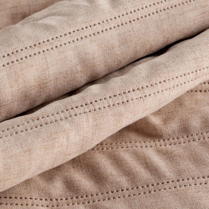 Marelično prešito posteljno pregrinjalo z laneno teksturo