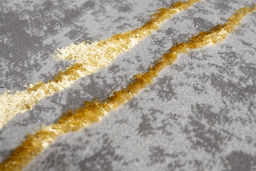 Exkluzívny moderný koberec sivej farby so zlatým motívom