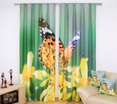 Зелени завеси за прозорци с жълти цветя и цветна пеперуда