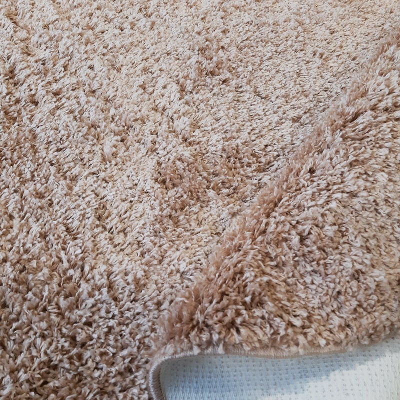 Okrúhly koberec v karamelovej farbe