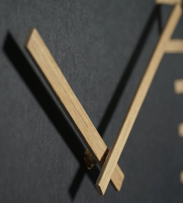 Dizajnerski zidni sat u kombinaciji drveta i crne boje 40 cm
