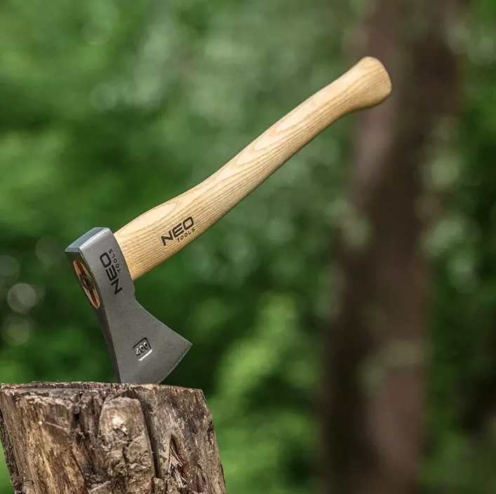 Ascia multifunzionale per esterni da 34,5 cm con manico in legno