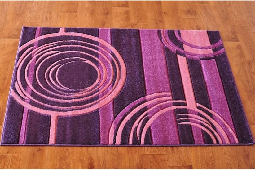 Pruhovaný fialový koberec s motívom kruhov