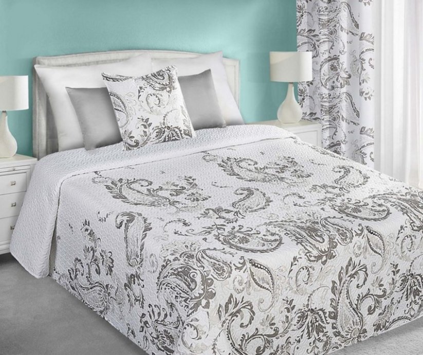 Dekorativní bilý oboustranní přehoz na manželskou postel s ornamenty