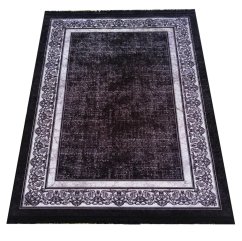 Elegantný čierny koberec s ornamentálnym lemom