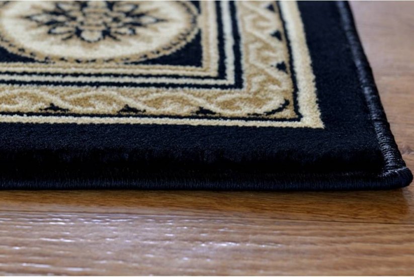 Čierny koberec s ornamentom