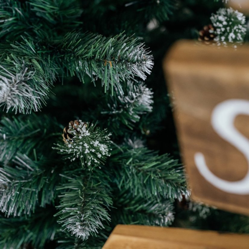 Vianočný stromček so šiškami a kryštálikmi 220 cm