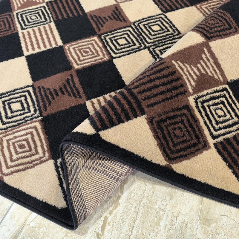 Koberec Alfa so štvorcovým geometrickým vzorom - hnedý