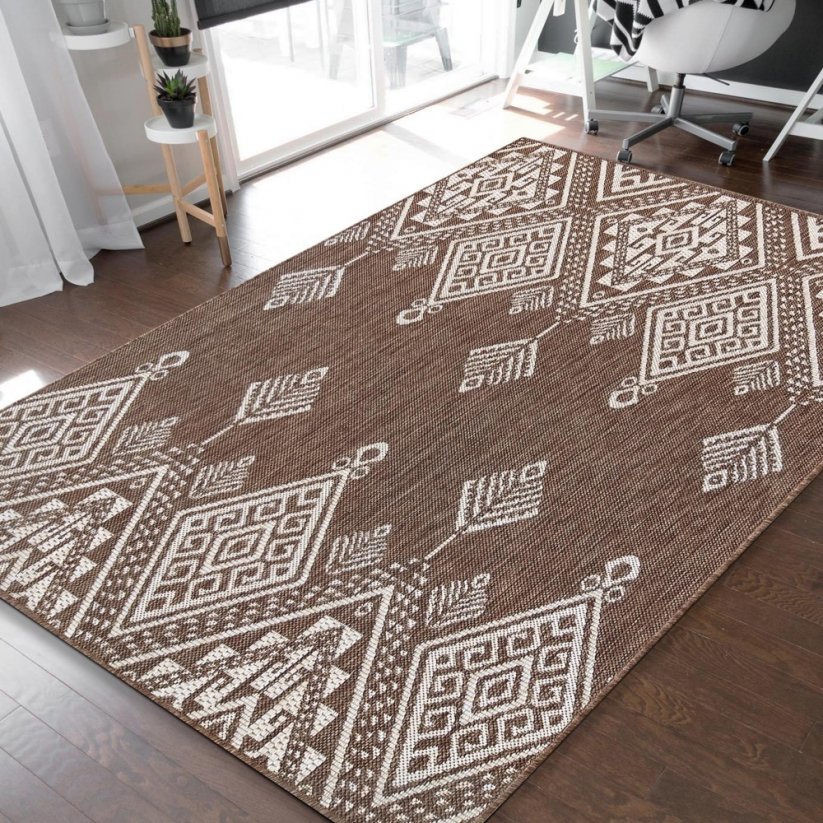 Luxusný hnedý koberec s bielym vzorovaním